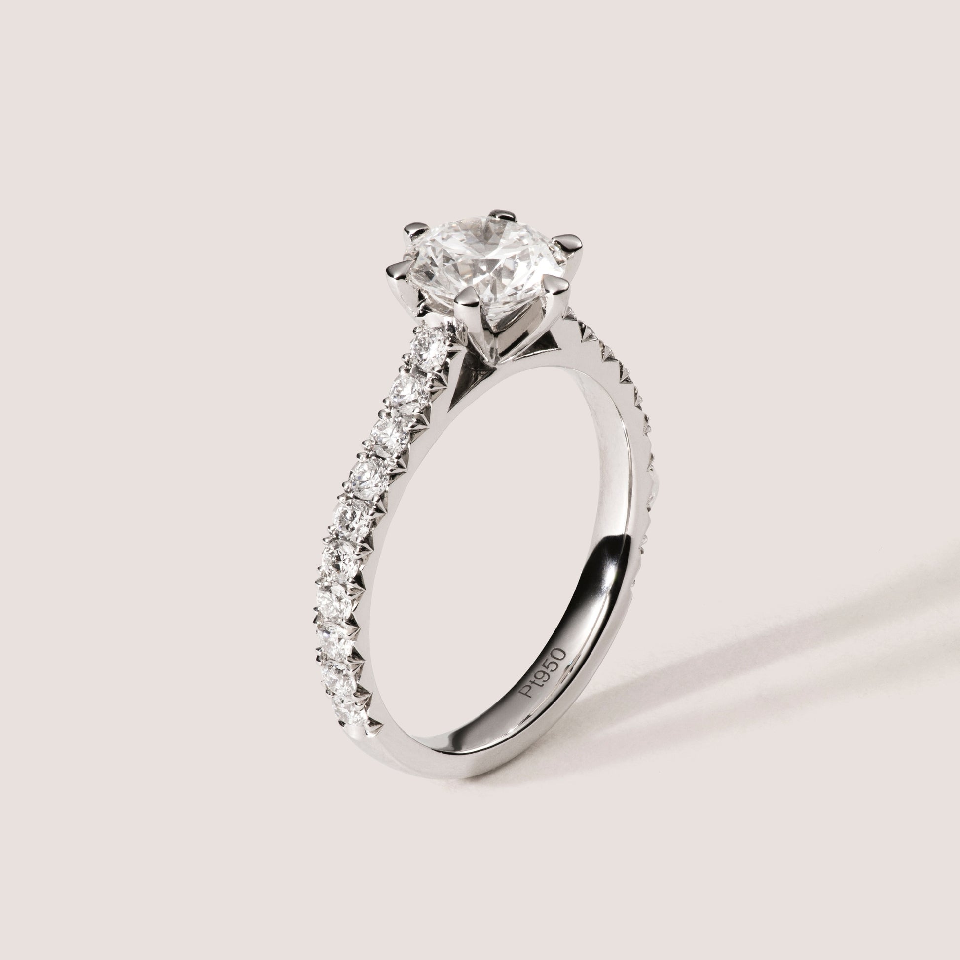 Tuba Verlobungsring; 1 Karat Brillant Diamant Solitärring mit Pavé Diamanten im French Setting von Ilikoez