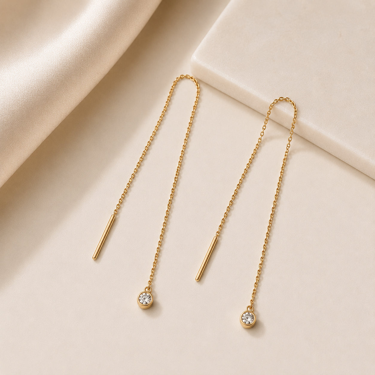Diamond Threader Earrings in 18K Gold getragen am Ohr – feine Durchzieh Ohrringe von ILIKOEZ