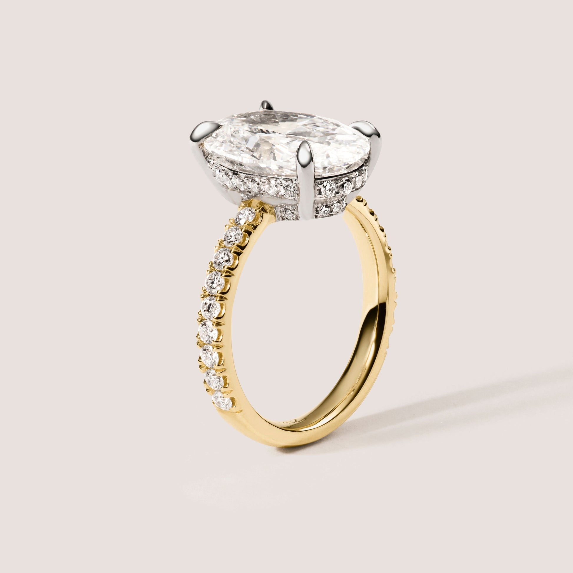 Ovaler Diamant Ring mit Hidden Halos Hailey Bieber Engagement Ring