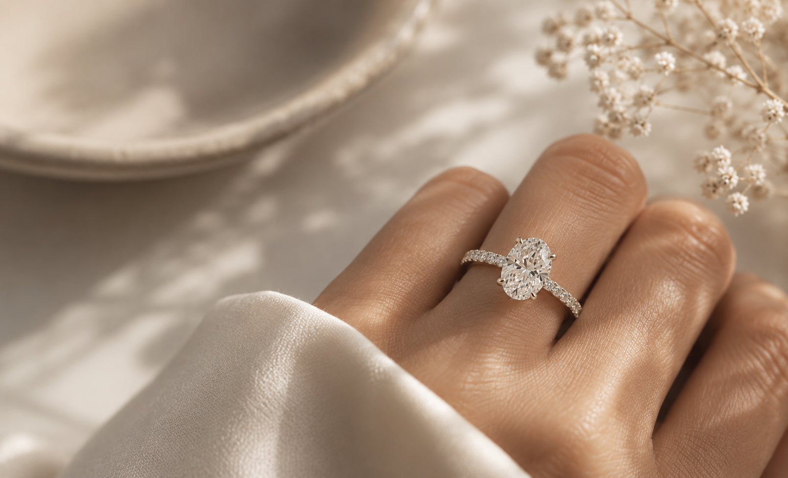 Ovaler Diamantring zur Verlobung individuell handgefertigt in Portugal mit Pave diamanten. 