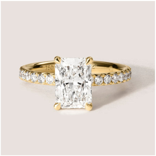 DINA Verlobungsring: 2 Karat eckiger Radiant Diamant Ring mit Pavé Diamanten aus Gold von Ilikoez