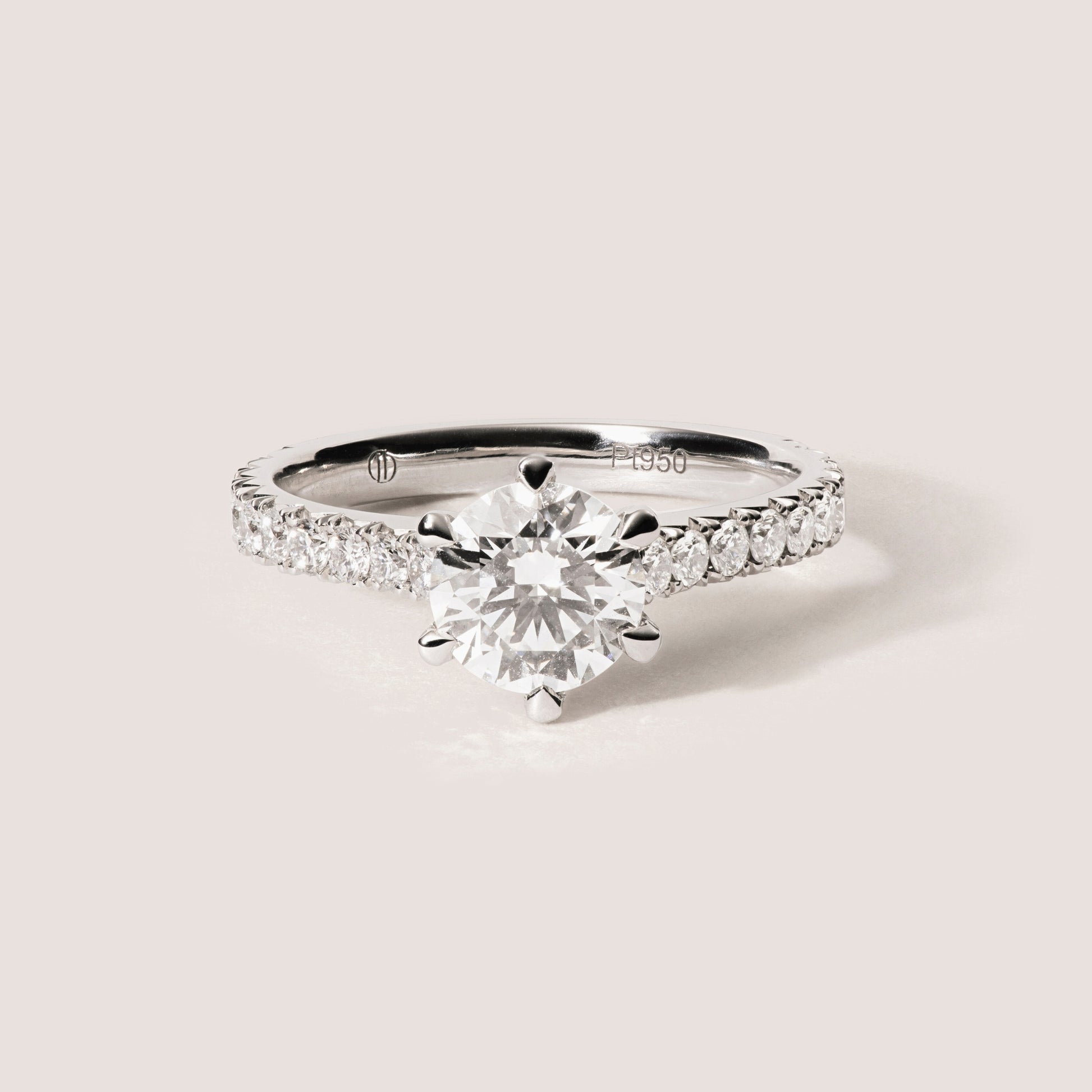 Tuba Verlobungsring: 1 Karat Runder Brillant Diamant Ring mit Pavé Diamanten aus Platin von Ilikoez