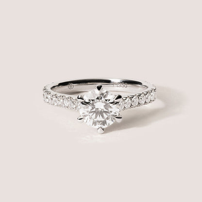 Tuba Verlobungsring: 1 Karat Runder Brillant Diamant Ring mit Pavé Diamanten aus Platin von Ilikoez