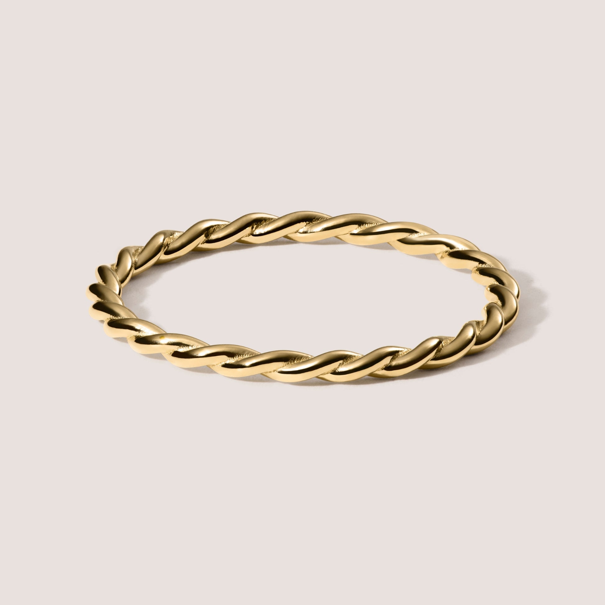 Twisted Goldring by Ilikoez, ein Kordelring handgefertigt in 18K Gold