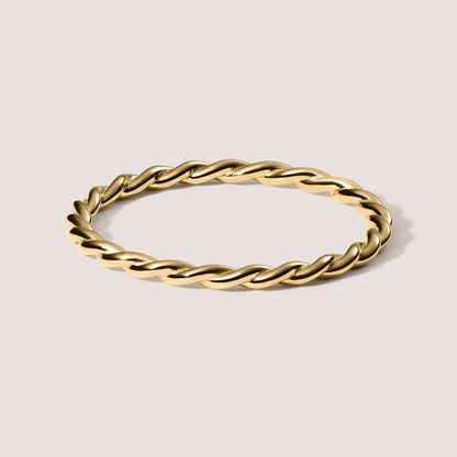 Twisted Goldring by Ilikoez, ein Kordelring handgefertigt in 18K Gold