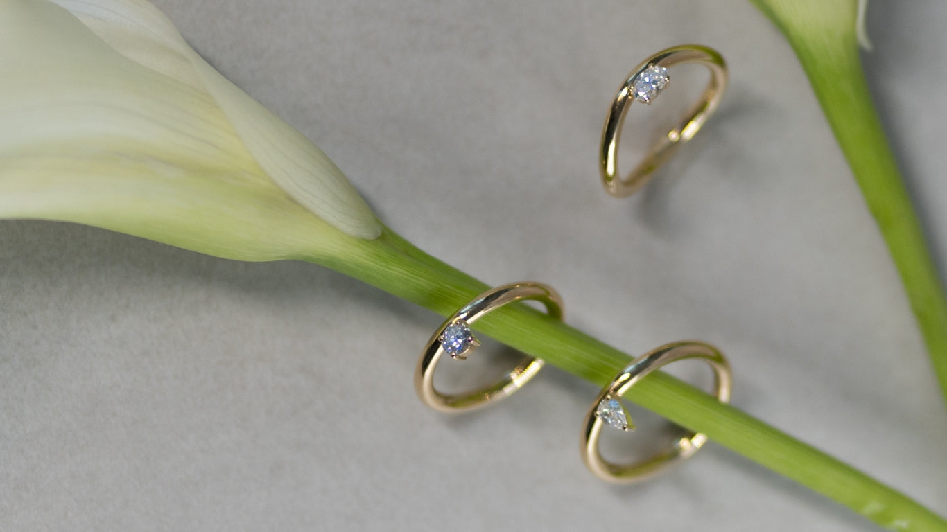 Alonge Kollektion von Ilikoez – edler Diamantschmuck mit nachhaltigen Diamanten, handgefertigt aus 18 Karat recyceltem echtgold.
