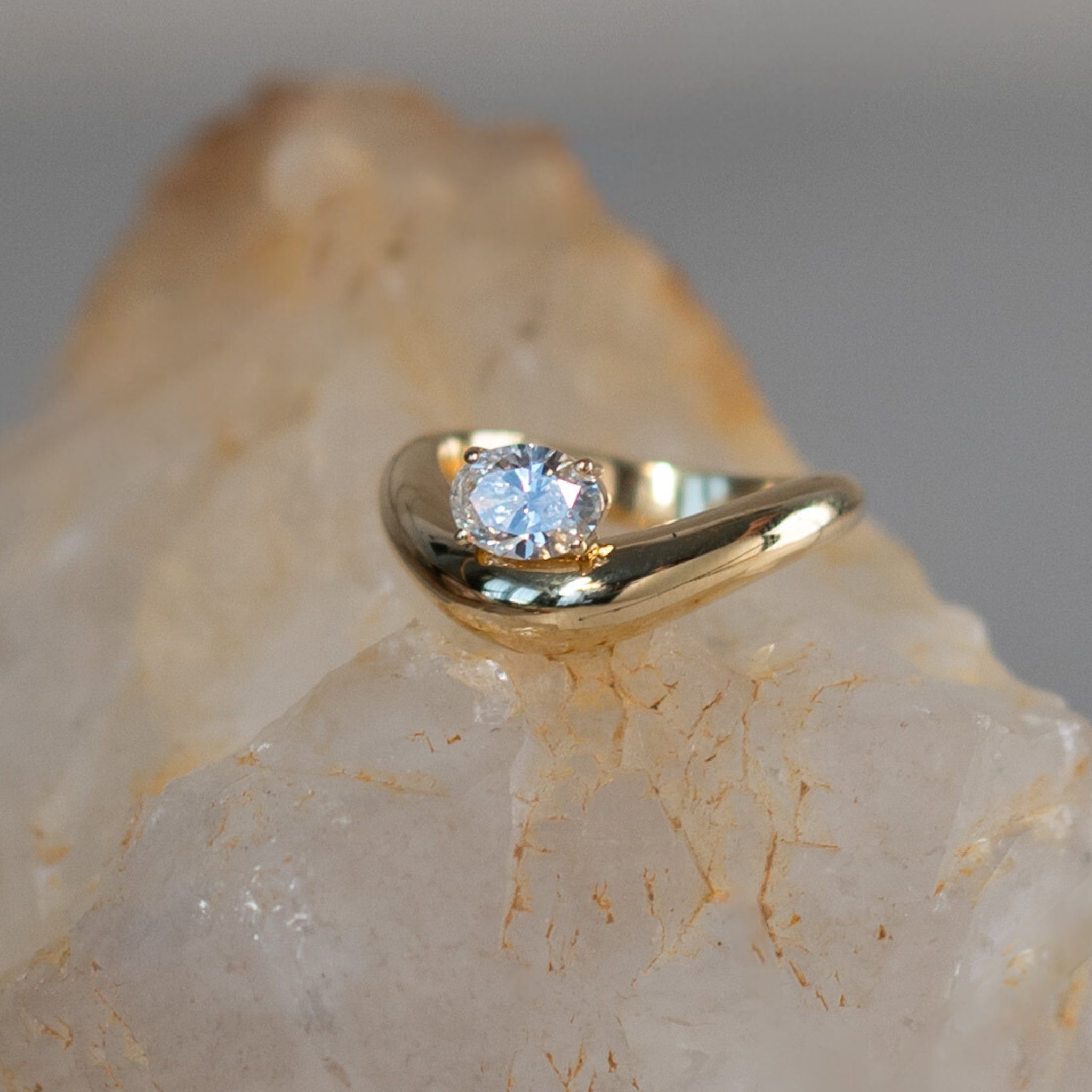 Luxuriöser Diamantring mit ovalem Labordiamanten, gefasst in 18 Karat recyceltem Gold – nachhaltiger Diamantschmuck von Ilikoez.