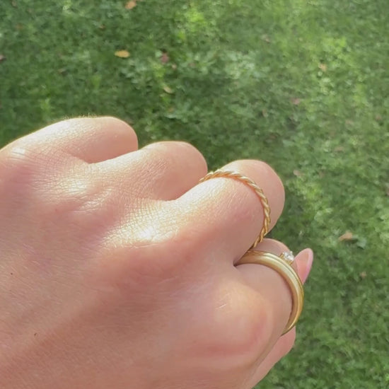 Twisted Goldring by Ilikoez in 18K Gold Kordelring